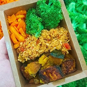 Marmita congelada frango desfiado, abóbora cabotiá assada e brócolis Congelove 300g
