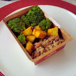 Marmita congelada carne bovina desfiada, batata doce e brócolis Congelove 300g